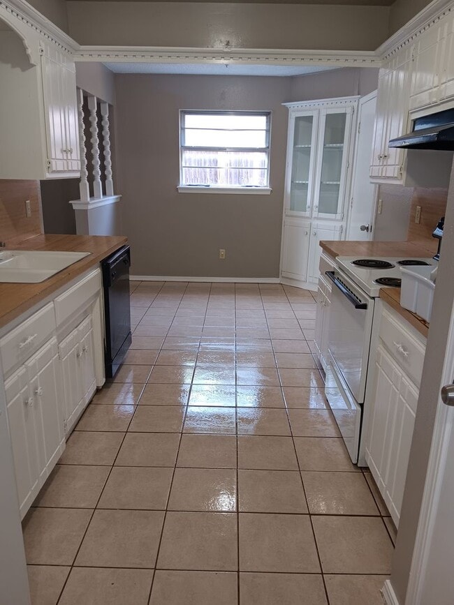 Building Photo - Spacious 5-Bedroom Home with Fresh Modern Updates in Midwest City