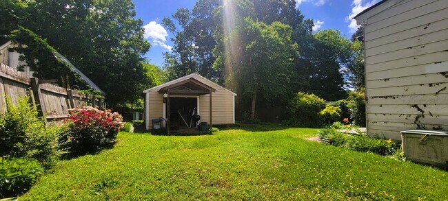 Building Photo - Charming 2 bedroom bungalow in Lakeside/Staples Mill area.