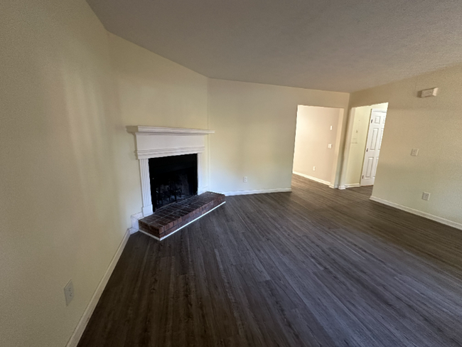 Building Photo - 2 Bedroom, 2 bath condo fourplex in Lawren...