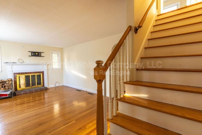 Building Photo - 183 Thompson Rd