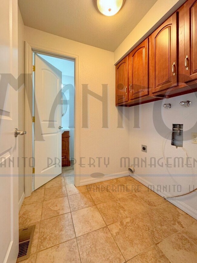 Building Photo - 521/523 E 11th Avenue Duplex