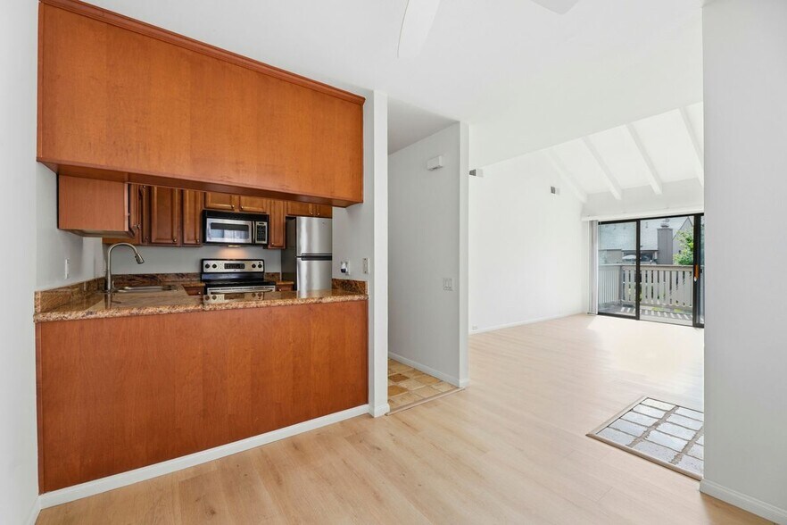 Building Photo - 523 Woodside Oaks