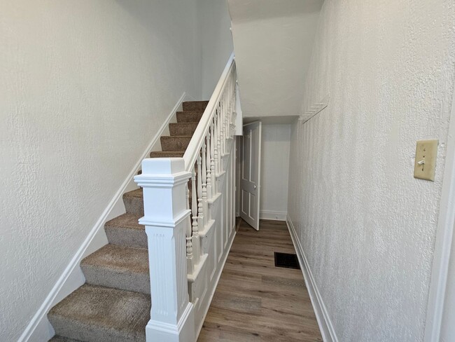 Building Photo - Spacious 3 bedroom 1 bath townhouse for re...