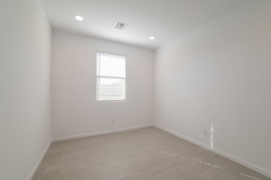 Building Photo - 11050 W Marguerite Ave