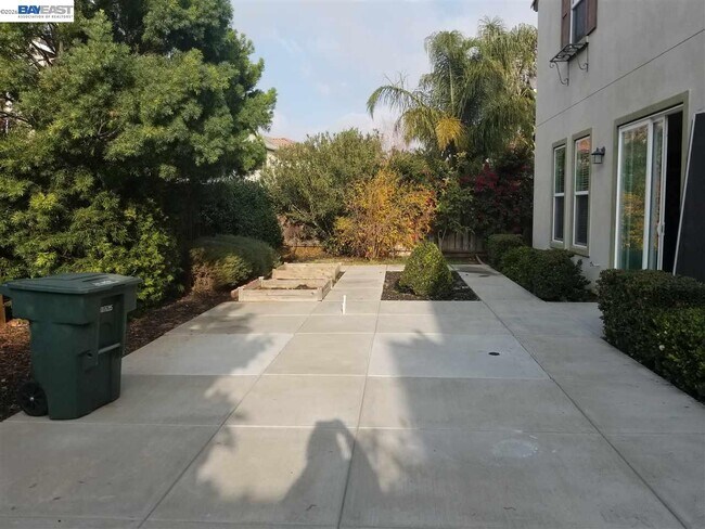 Building Photo - 199 N Alta Dena St