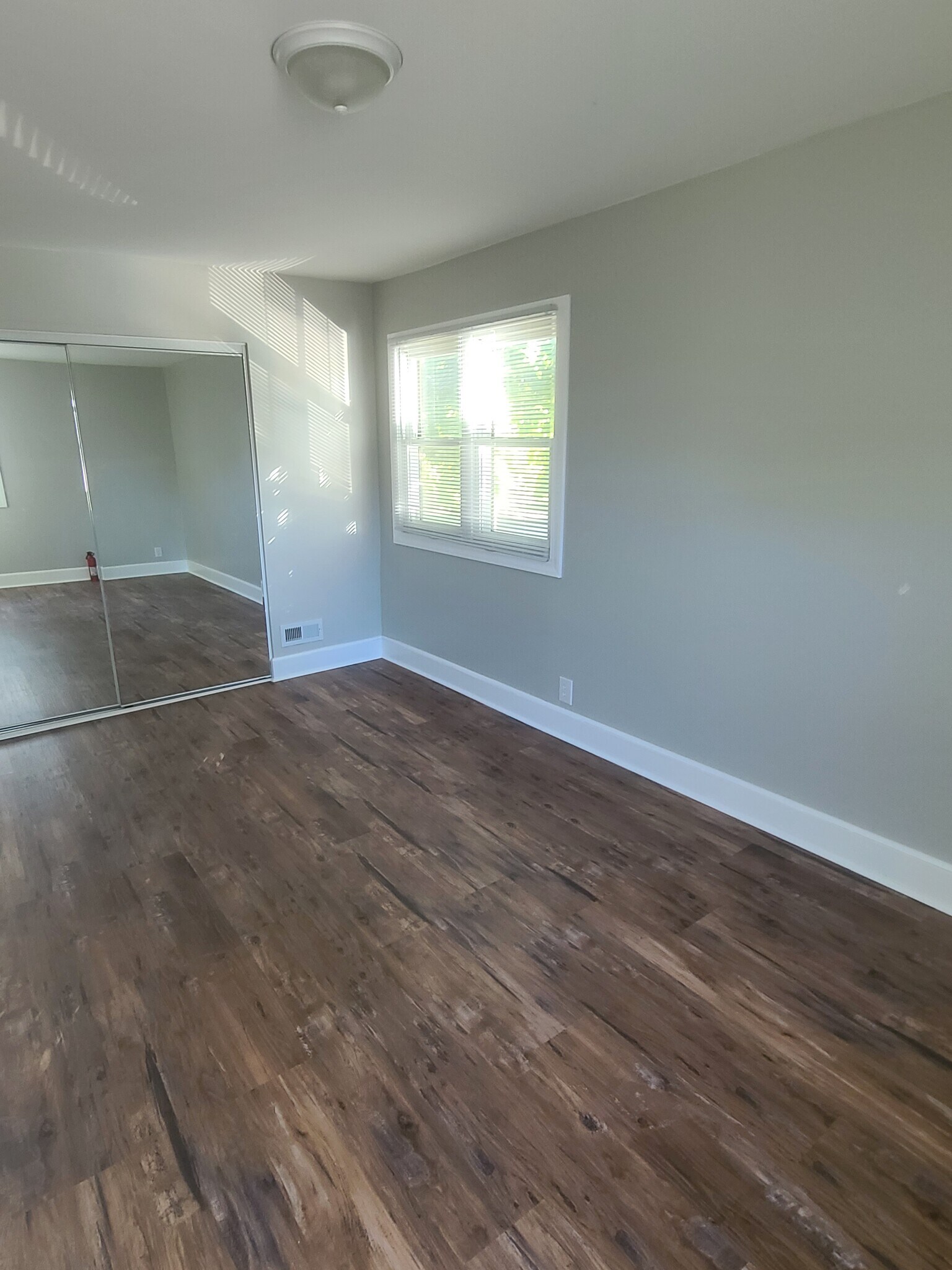 Building Photo - 3981 S Pine Ave