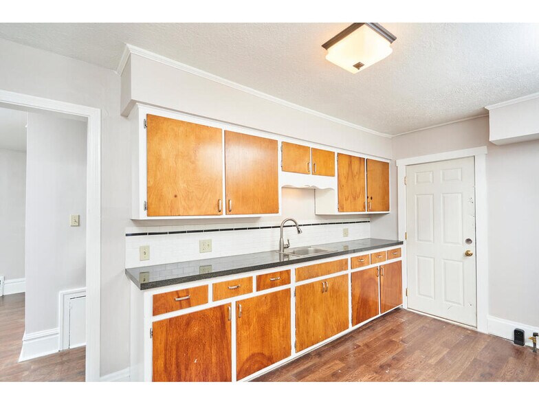 Kitchen has NEW KITCHEN APPLIANCES! - 1214 Beardsley St