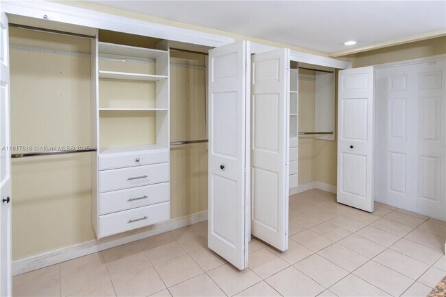 Building Photo - 145 SE 25th Rd