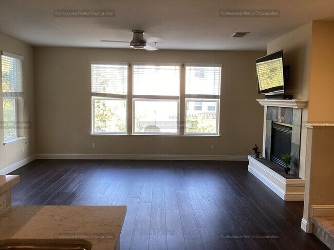 Building Photo - Elegant-Ideally located-Windsor Green End ...