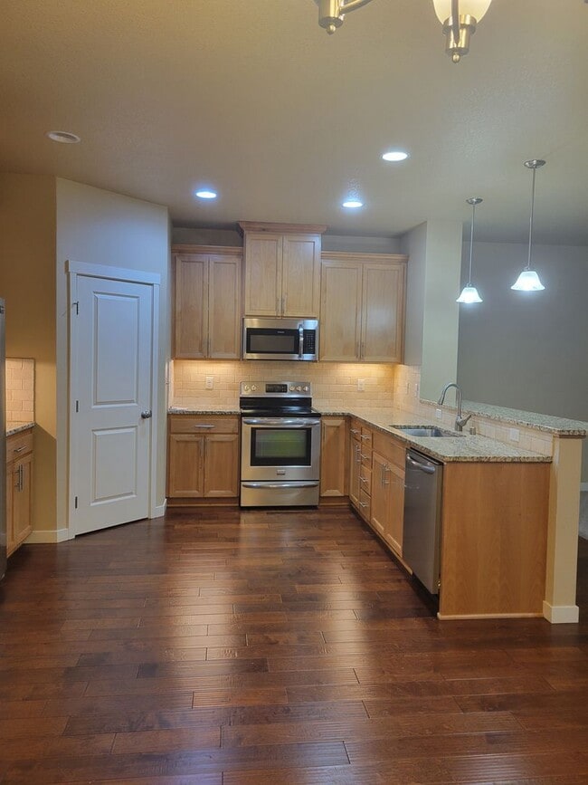 Building Photo - Beautiful Townhome in perfect location, only minutes from I-5