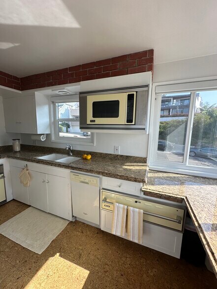 Building Photo - 691 Cliff Dr
