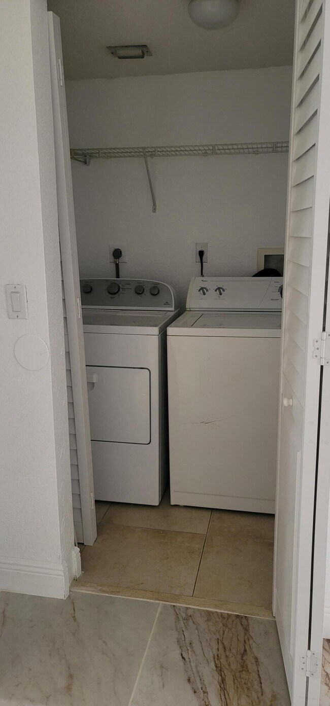 Building Photo - 1523 Lake Crystal Dr