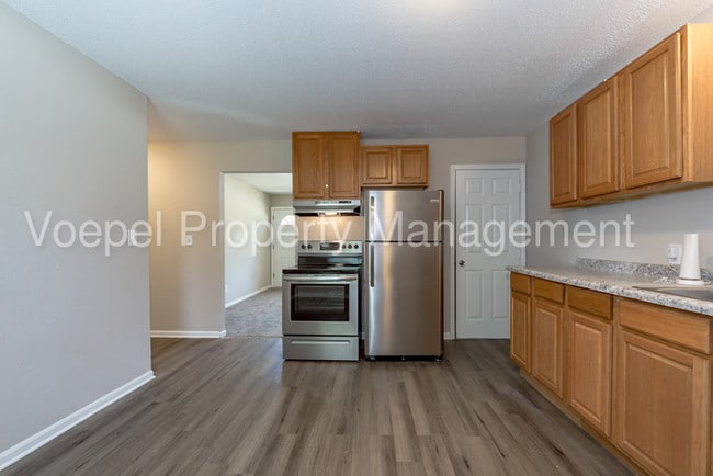 Building Photo - 2 Bedroom 1 Bath Remodeled KCK Duplex