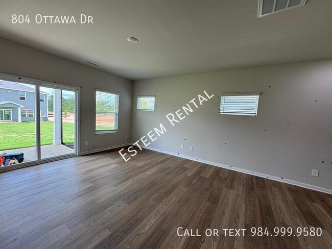 Building Photo - 804 Ottawa Dr