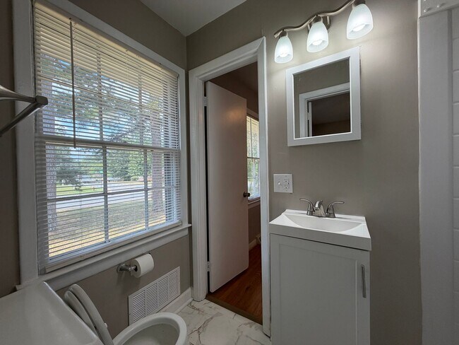 Building Photo - 105 Coker Dr