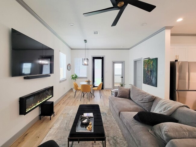 Building Photo - This 4-bedroom, 3-bathroom, two-story resi...