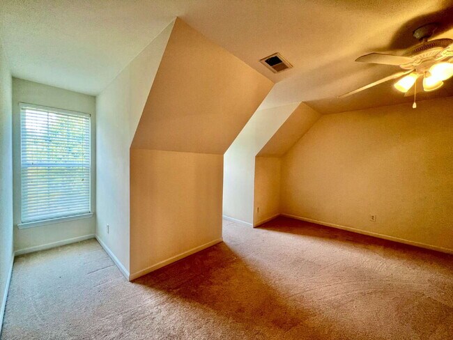 Building Photo - EXCELLENT LOCATION!