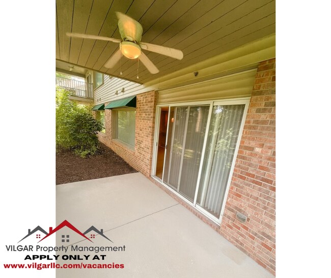 Building Photo - New & Updated! 2BR/2BA w/ Fireplace, Garag...