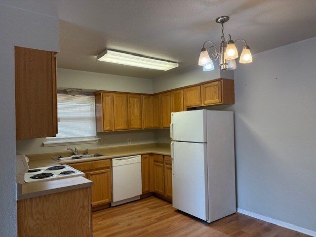 Kitchen - 4808 Wellesley Ave