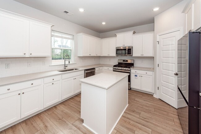 Building Photo - 4 Bedroom, 2.5 Bathroom Home in Cane Bay Plantation - Summerville