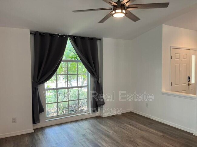 Building Photo - 9411 Willow Cove Ct