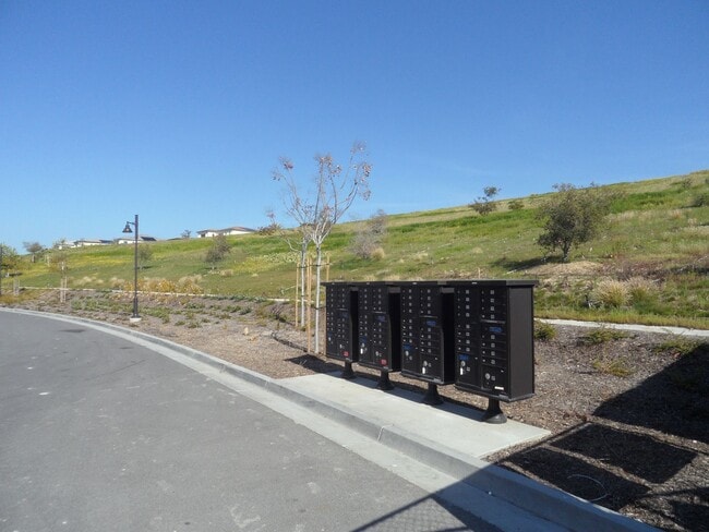 Building Photo - 4BR 3BA two-story condo with 2 Car Attached Garage