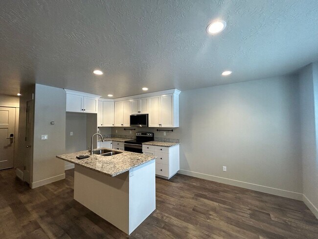 Building Photo - 3 Bedroom 2.5 Bathroom Townhome in Santaquin!