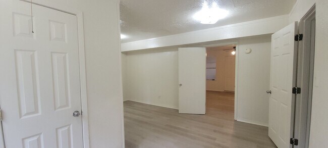 Building Photo - Huge 4 bedroom/1 bath Downstairs unit with...