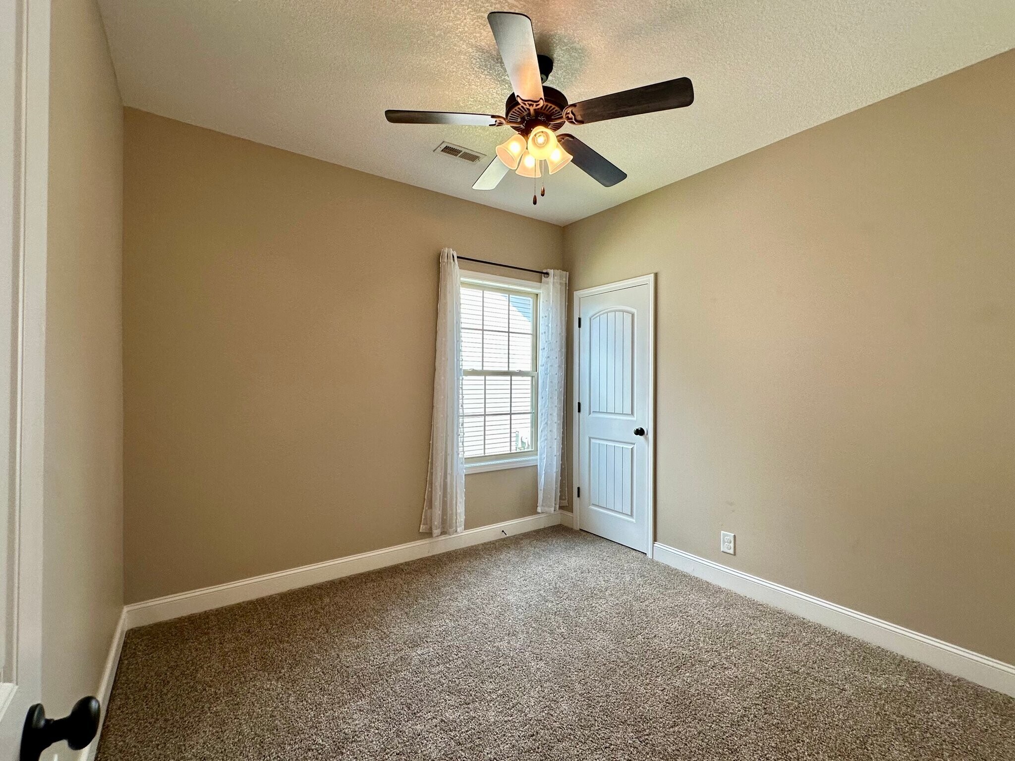 Building Photo - 1124 Eagle's View Dr