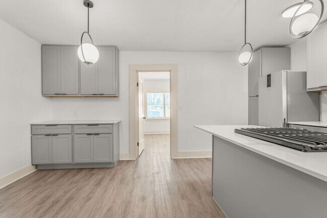 Building Photo - One Bedroom Boutique Apartment in the Plaza