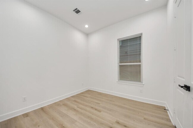 Building Photo - 5137 Pederson St