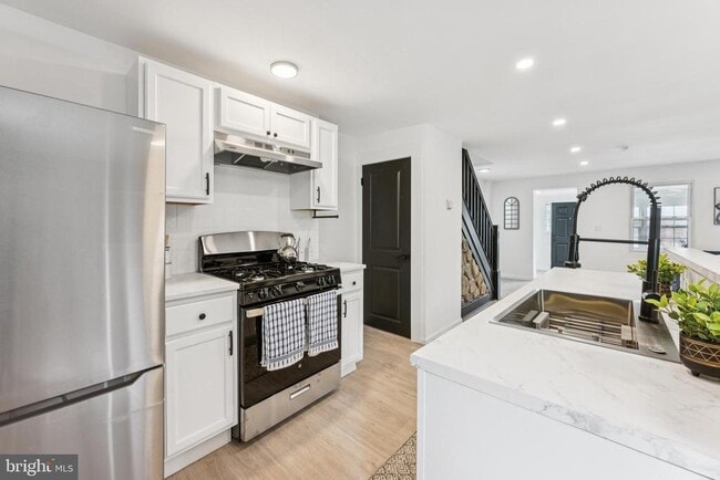 Building Photo - 818 Sylvan St