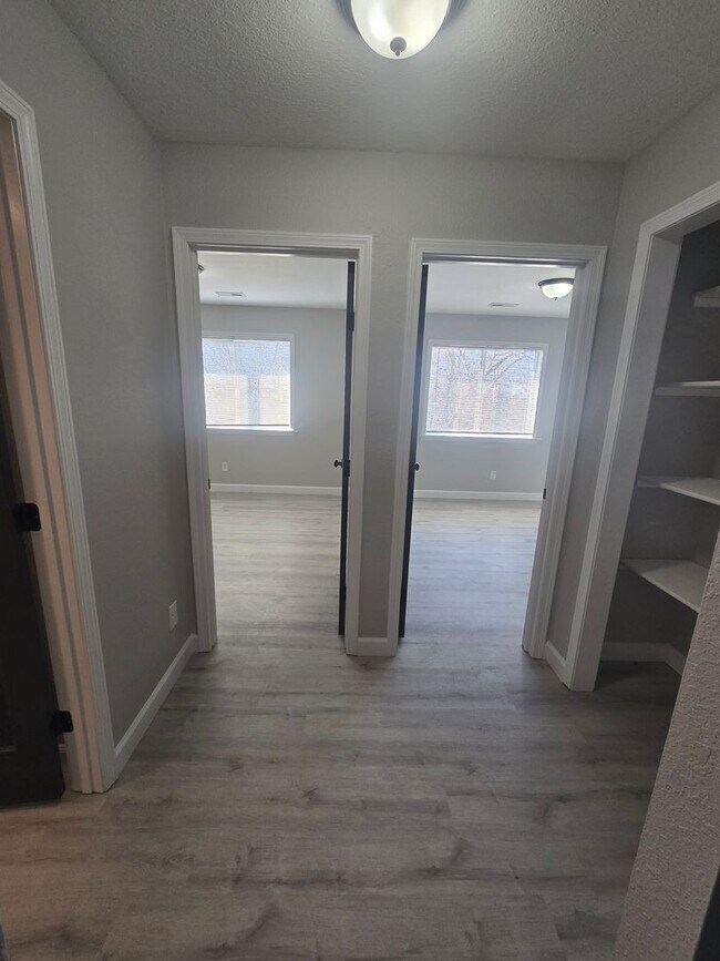 Building Photo - 2 Bedroom , 1 Bathroom Apartment!