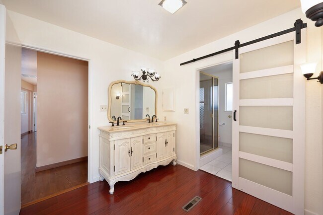 Building Photo - Luxury Living with Stunning 360-Degree Vie...