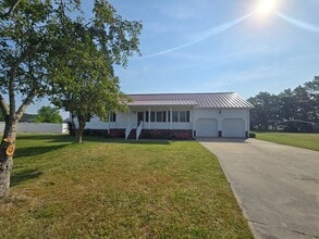 Building Photo - Just Minutes to the USCG Base Like New 3 Bed, 2 Bath Ranch
