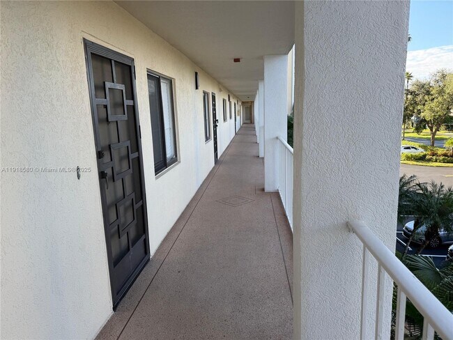 Building Photo - 7290 Kinghurst Dr