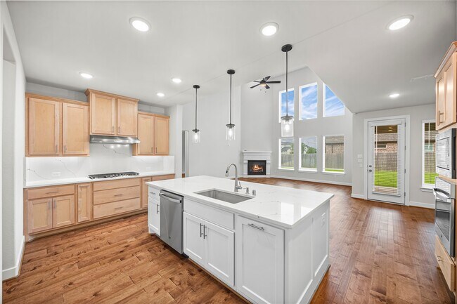 Building Photo - 4627 Clear Creek Dr