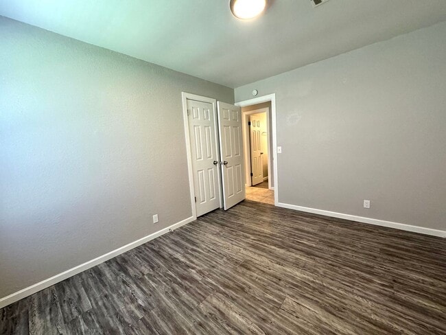 Building Photo - 3 bedroom 2 bathroom Duplex!