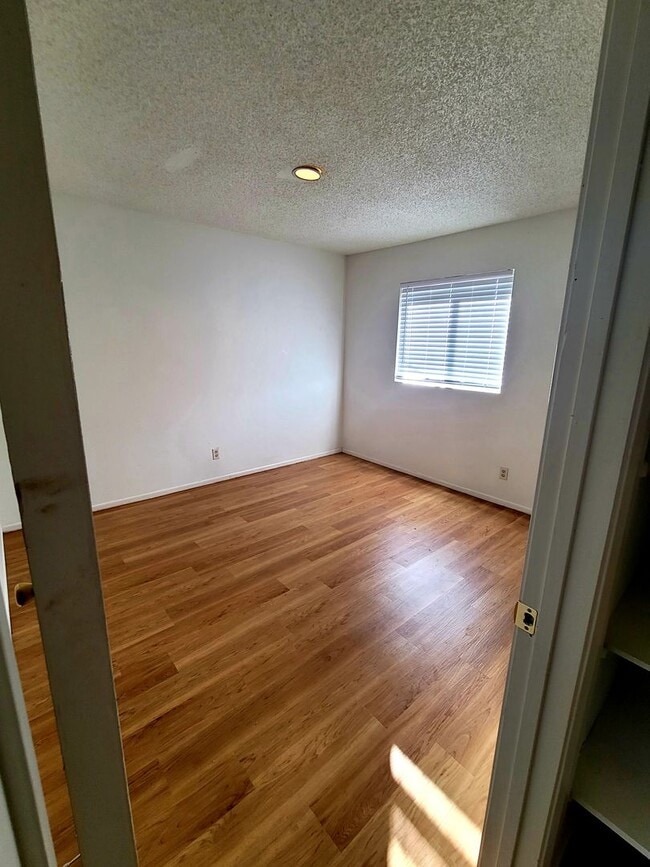 Building Photo - You will love this 2 bedroom 1.5 bath in 29 Palms  Close to Marine Base