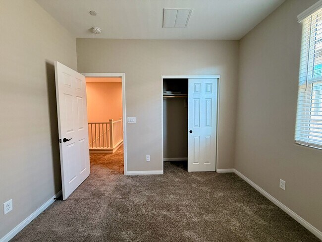 Building Photo - 3 BED 2.5 BATH 2 CAR GARAGE MODERN TOWNHOM...