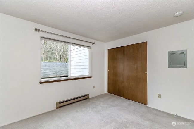 Building Photo - Lovely 2-Bedroom End Unit Condo in Cedarwo...