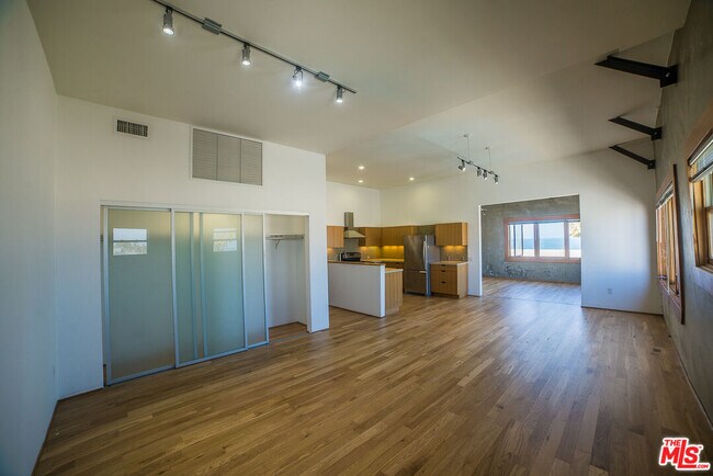 Building Photo - 8 Brooks Ave