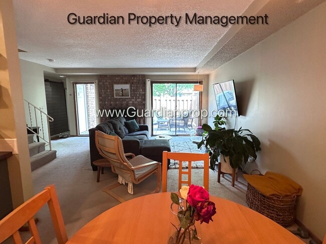 Building Photo - St Louis Park 2 Bedroom Town Home, Dishwasher, 1 Car Garage, Central Air, W/D