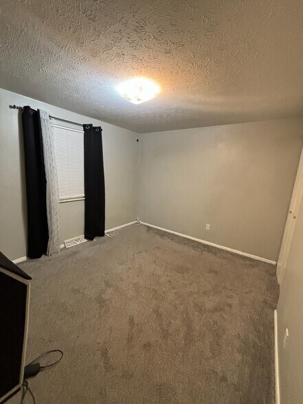 Building Photo - 2472 Warren Pky