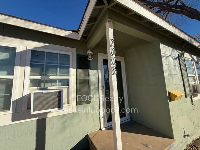 Building Photo - 2 bedroom, 1 bath - Large back yard