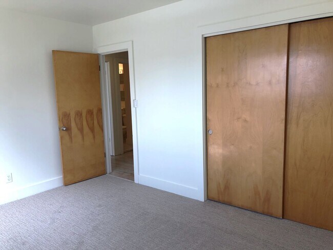 Building Photo - Beautiful 2 Bedroom Apartment with Office ...