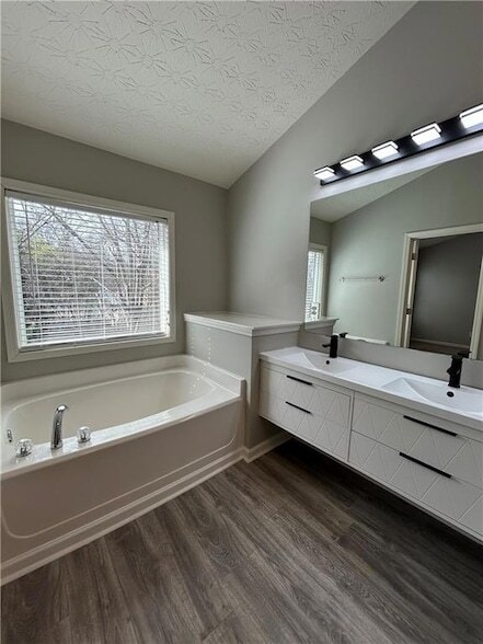 Building Photo - 607 Pecan Knoll Dr