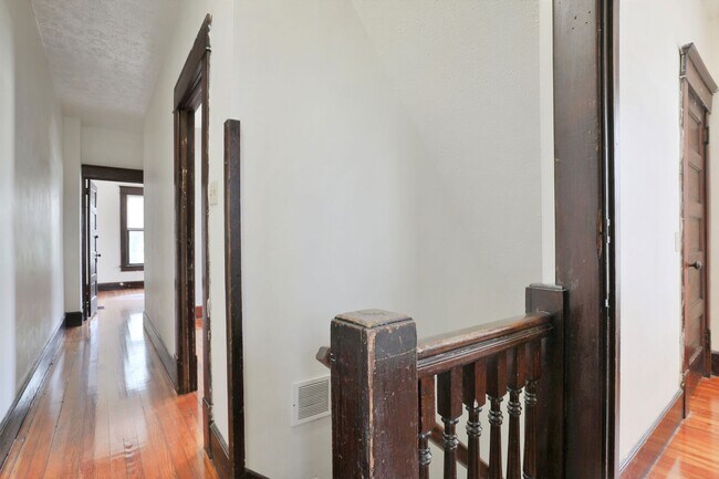 Building Photo - 4 Bedroom , 2 Bath Newly Renovated house -...