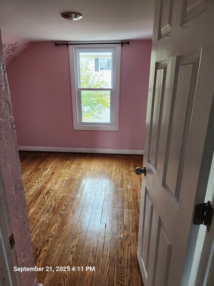 2nd floor bdrm - 2855 Mann Rd