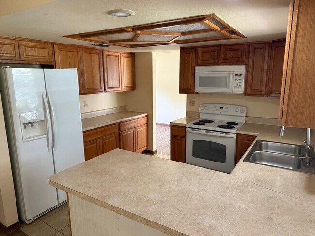 Building Photo - EXCELLENT 3/2/2 POOL HOME – 1,658 SQ FT!